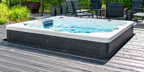 Les plots de terrasse JOUPLAST® peuvent par exemple vous faciliter l’intégration d’un spa sur votre terrasse.