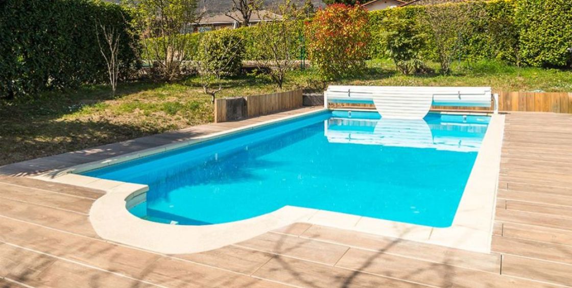 Les-plots-de-terrasse-JOUPLAST®-sont-aussi-très-utiles-pour-la-mise-à-niveau-d’une-piscine-sur-votre-terrasse